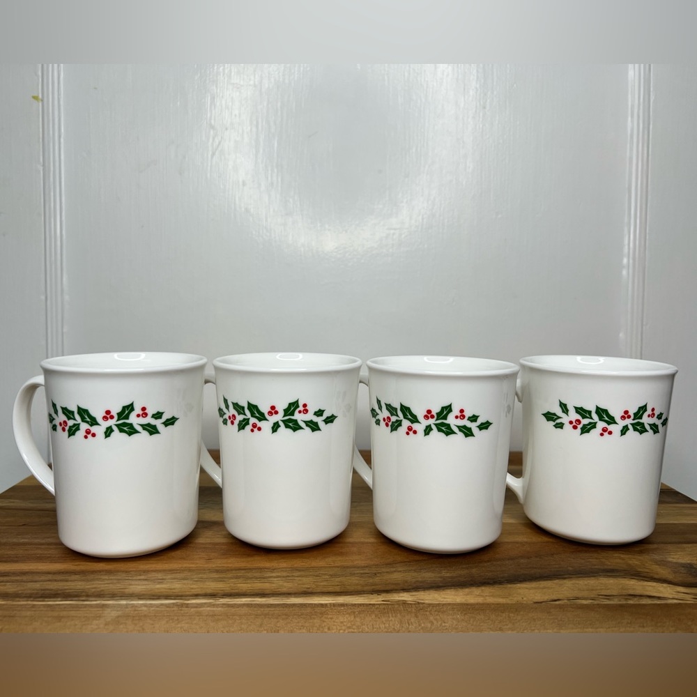 Vintage Corning Christmas Winter Holly Coffee Mugs Set of 4. - Picture 3 of 4